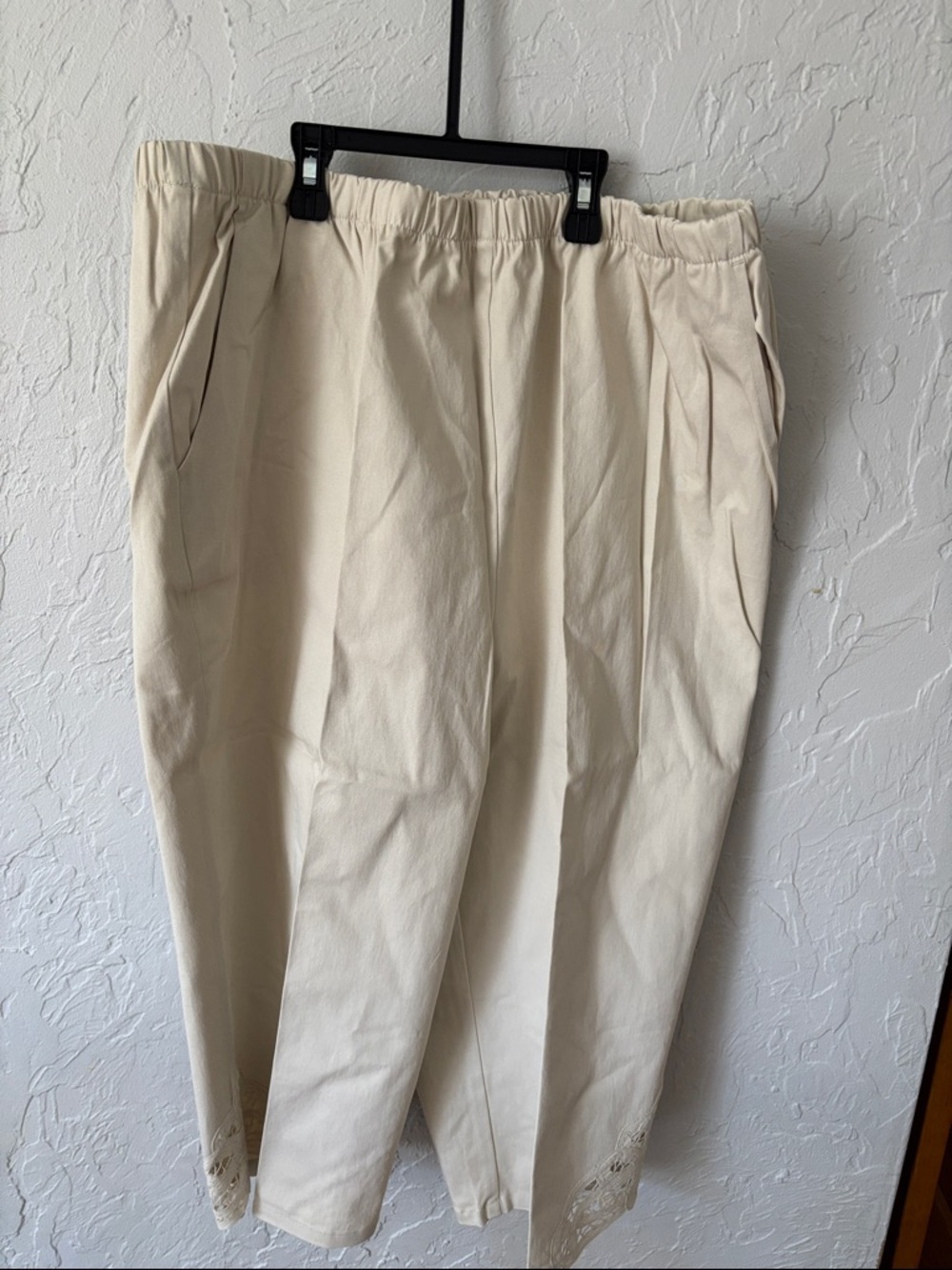 Denim&Co Cream Elastic Waist Capris QVC brand new never worn. Lace detail 2X